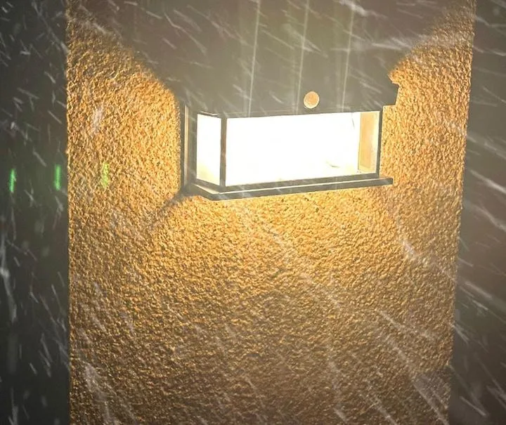 Lampa solară de perete cu LED, inducție și senzor de mișcare – model HW 999-2W