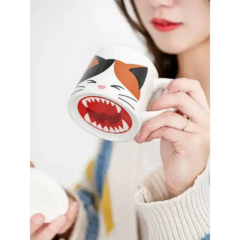 Taza Pisica Răcnet: Cana Care Atrage Toate Privirile Fiecare Dimineață!