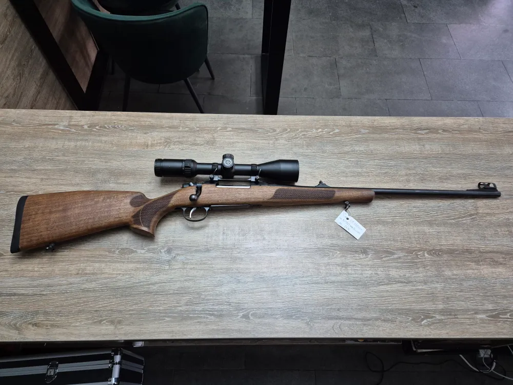 Carabina CZ 557 Lux, cal 8x57JS, 61cm, lemn, luneta 2-12x50