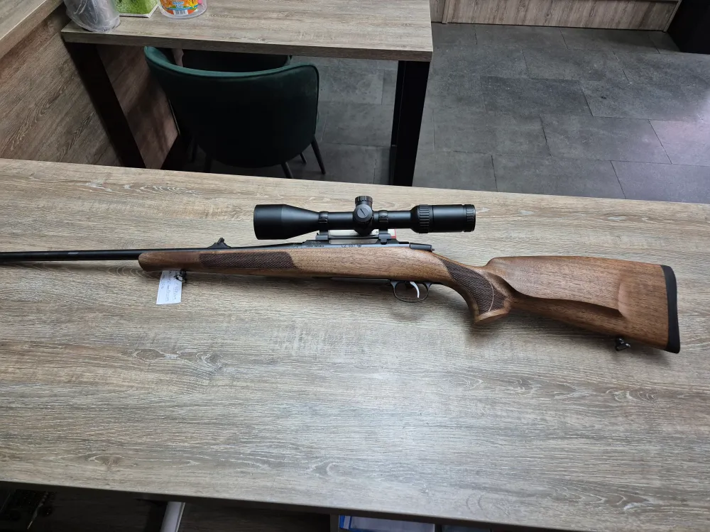Carabina CZ 557 Lux, cal 8x57JS, 61cm, lemn, luneta 2-12x50