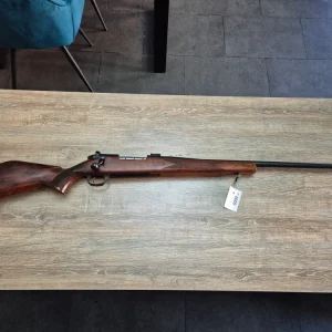 Carabina Weatherby Mark V, cal 7mm rem mag, teava 61cm, lemn