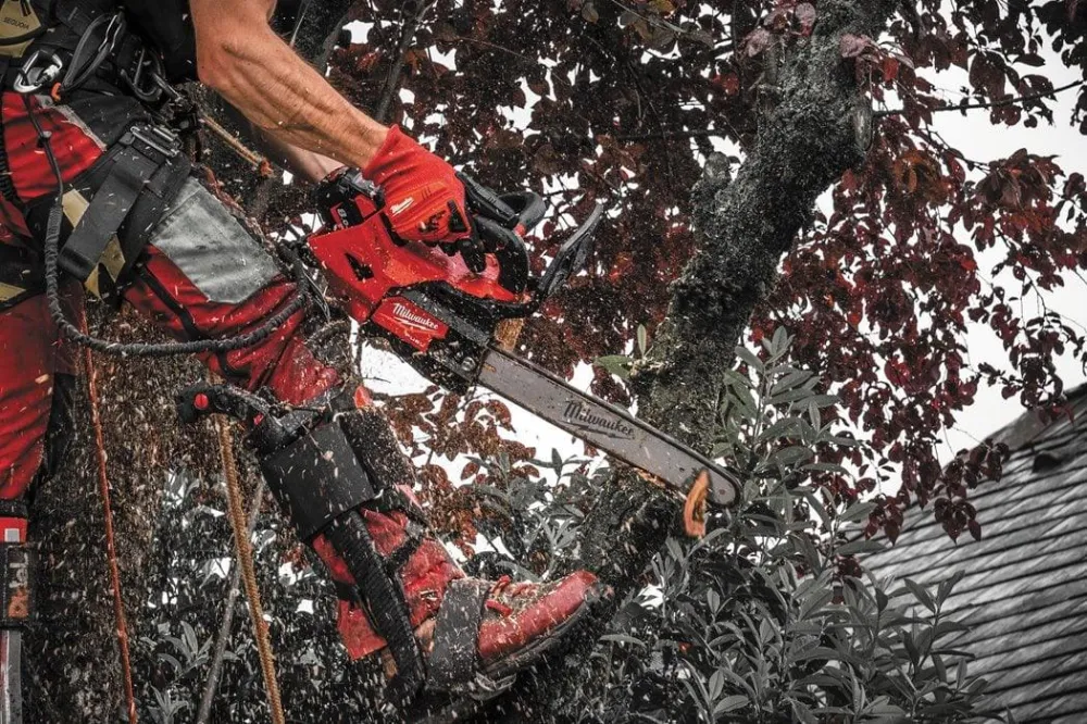 Fierăstrău cu lanț Milwaukee M18 FTHCHS35-802, 35 cm, 2 x M18 Forge FB8, 1 x încărcător rapid M12-18 FC, sistem FUEL™, cod...