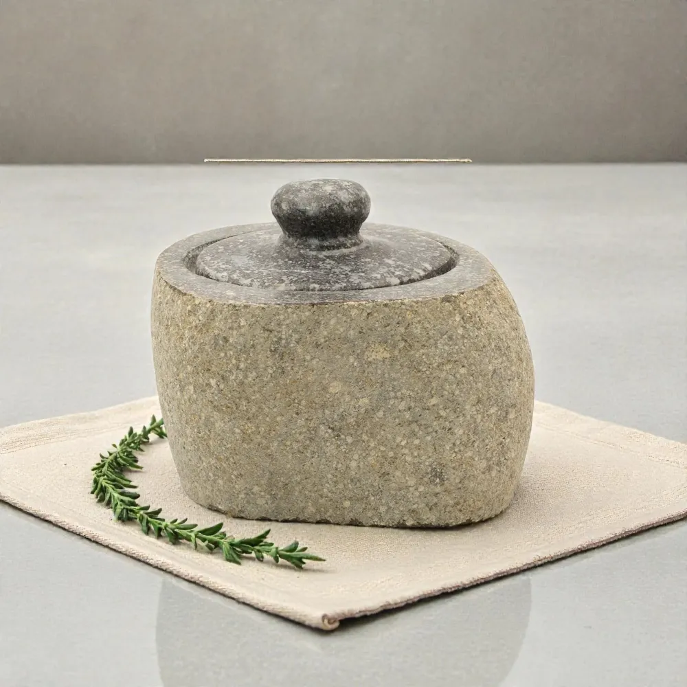 Ghiveci mic de împământare din piatră naturală de râu – mic (aprox. 9x7cm)