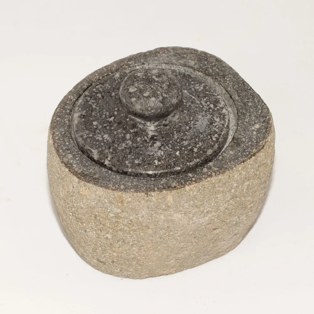 Ghiveci mic de împământare din piatră naturală de râu – mic (aprox. 9x7cm)