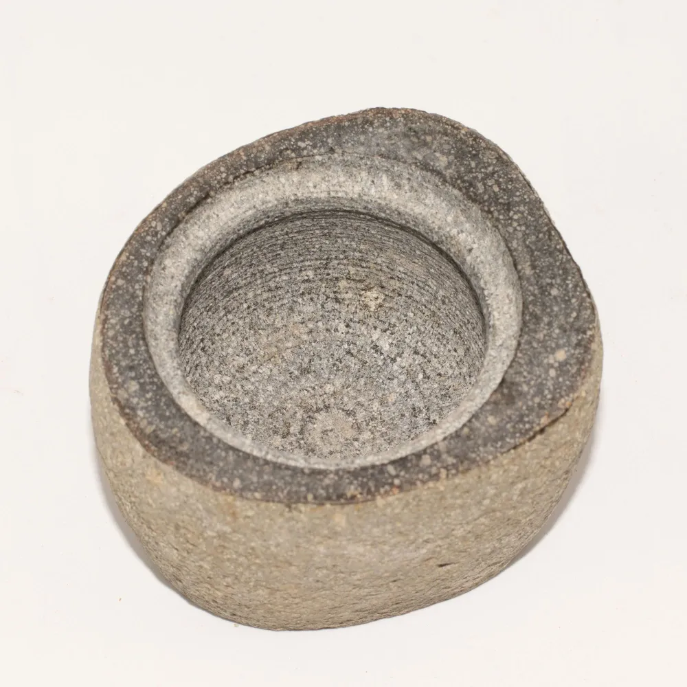 Ghiveci mic de împământare din piatră naturală de râu – mic (aprox. 9x7cm)