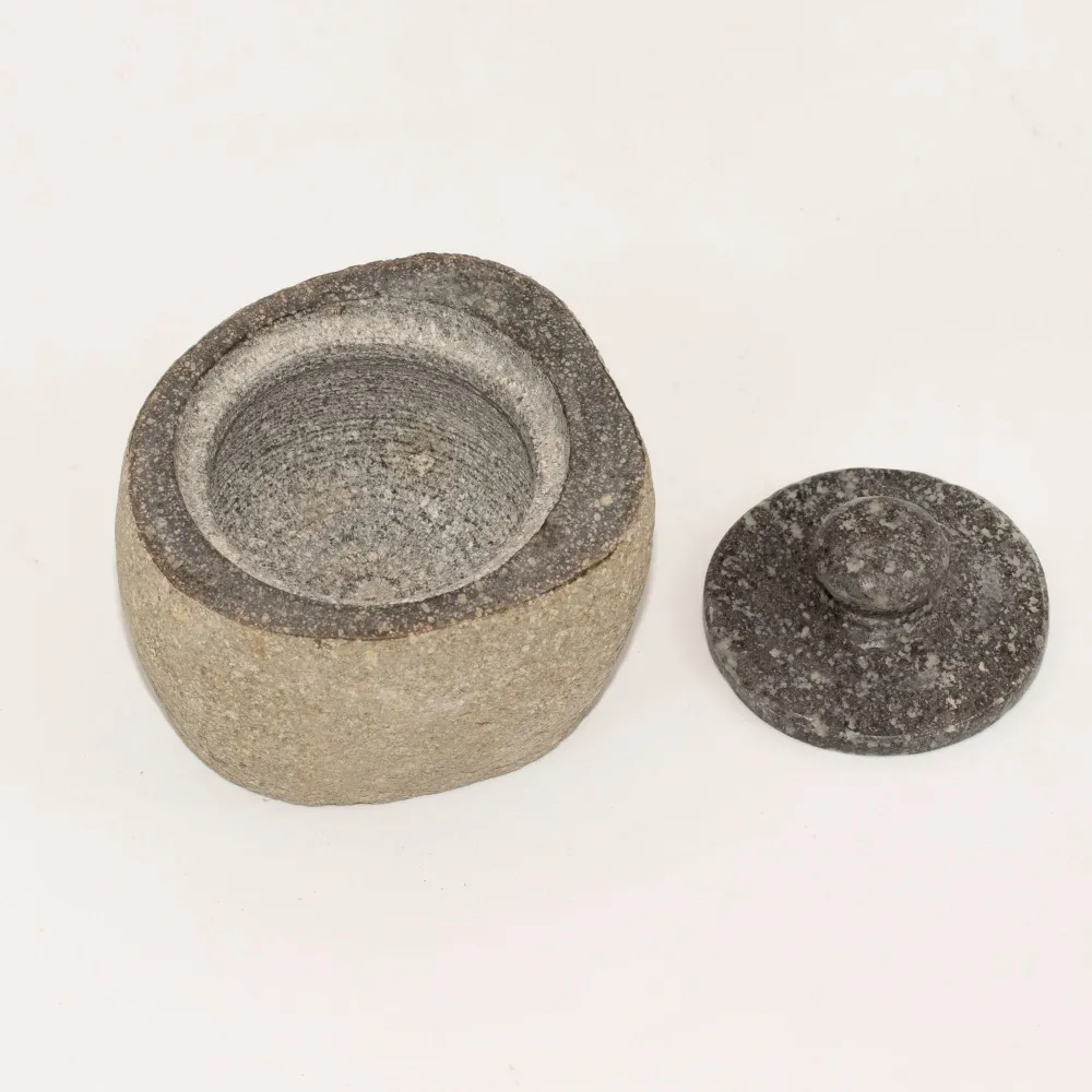 Ghiveci mic de împământare din piatră naturală de râu – mic (aprox. 9x7cm)