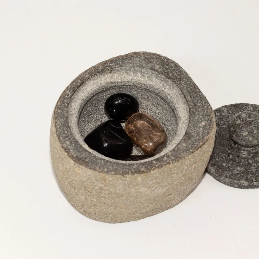 Ghiveci mic de împământare din piatră naturală de râu – mic (aprox. 9x7cm)