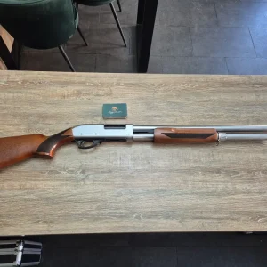 Lisa Pump-Action Aksan Arms, cal 12, teava 63cm, pat lemn