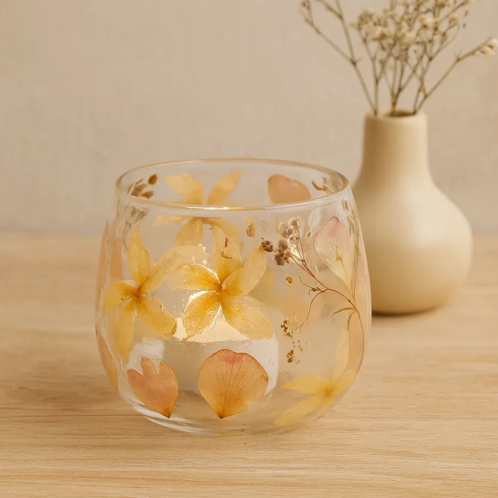 Suport lumânare tealight din sticlă reciclată cu flori presate 8x8cm