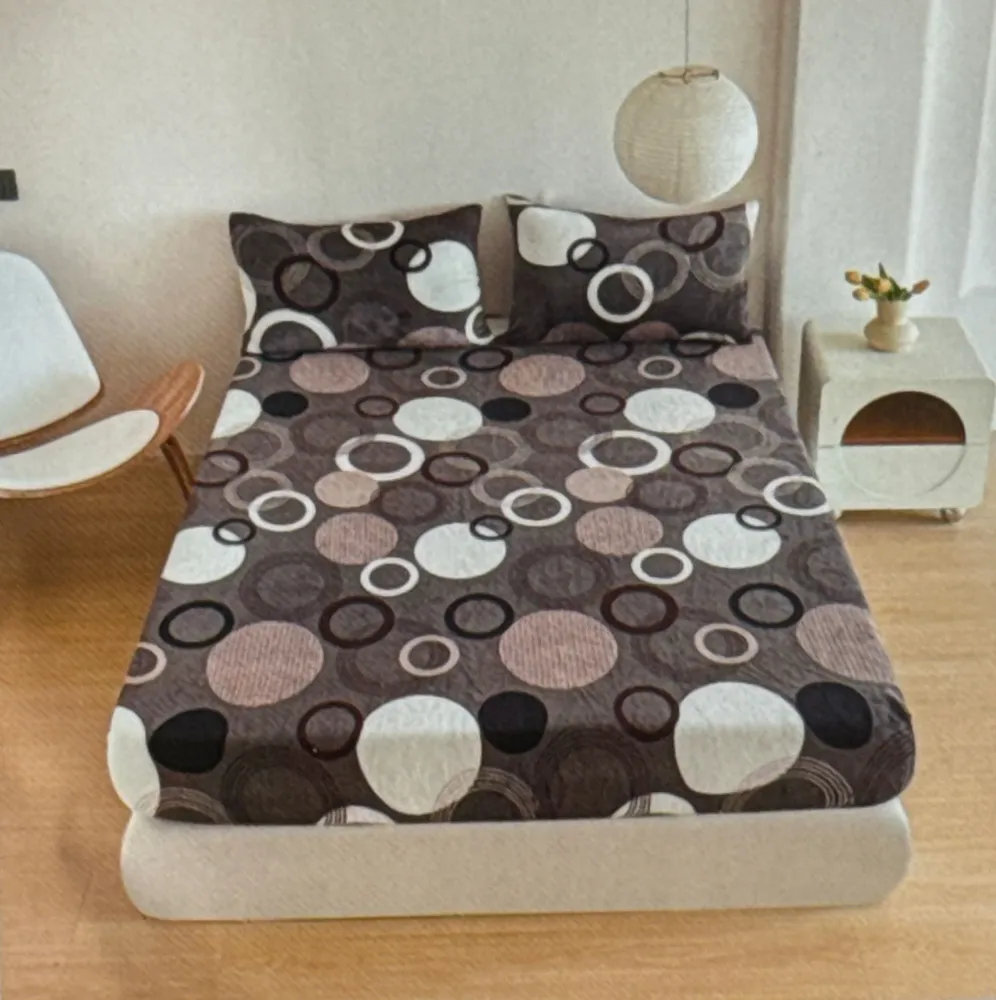 Husa de Pat Cocolino cu Elastic + 2 Fete de Perna – Model Cercuri Maro & Alb – 180x200 cm