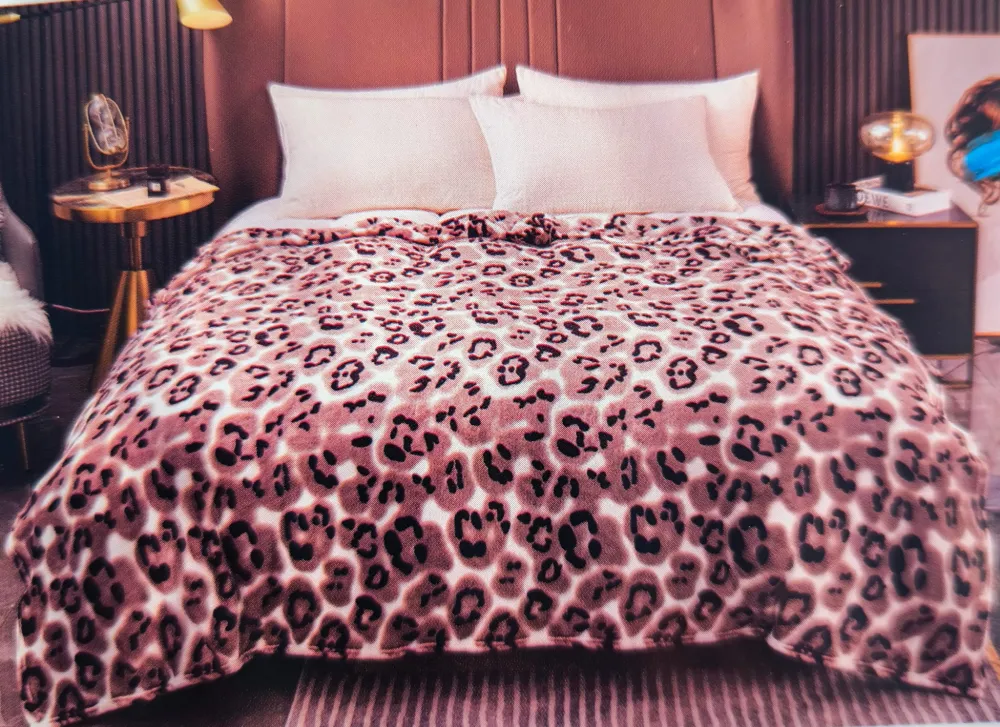 Lenjerie de Pat Cocolino 4 Piese – CASA HOME – Model Animal Print Bej & Negru – Moale si Calduroasa