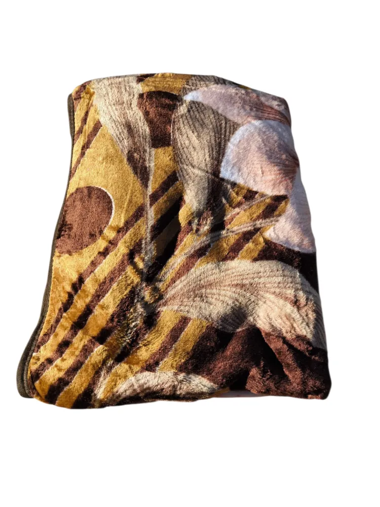 Patura Simpla Groasa – 150x230 cm – Model Abstract Maro-Auriu – Moale si Calduroasa Eleganta si confort fiecare seara!