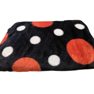 Patura simpla groasa 150x230 cm – model cu buline rosii si albe Moale, moderna si calduroasa