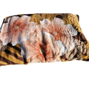 Patura Simpla Groasa – 150x230 cm – Model Floral Bej-Maro – Moale si Calduroasa Caldura, confort si un design elegant cu f...