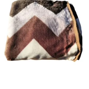 Patura Simpla Groasa – 150x230 cm – Model Zig-Zag Maro-Crem – Moale si Calduroasa Confort si caldura fiecare seara!