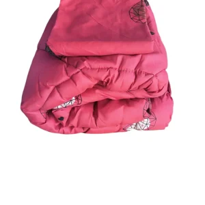 Set Lenjerie de Pat 4 Piese – Model Geometric & Inimioare – Roz Intens – 180x220 cm Culoare, rafinament si confort dormito...